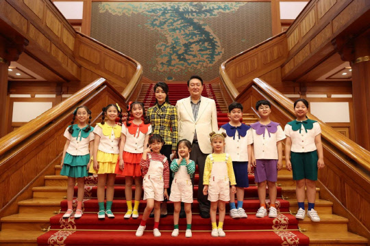 윤석열 대통령과 김건희 여사가 지난 22일 '청와대 개방 특집' 열린음악회 참석해 어린이 합창단과 기념 사진을 찍고 있다. <강신업 변호사 페이스북 캡처>